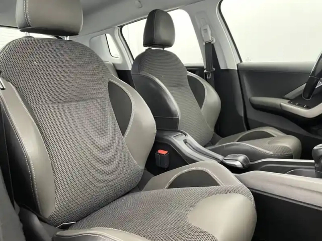 Peugeot 2008 1.2 puretech 110ch s&amp;s eat6 — photo 27