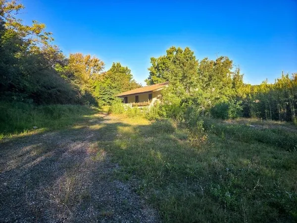 Exclusivite, Pierrevert, ensemble immobilier composé d'un Entrepot + Terrain Constructible de 4000 m