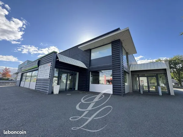 Local commercial 855 m² BEAUCOUZÉ
