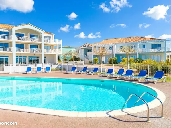 Location à l'année T3 neuf, 2 chambres, piscine, vue mer