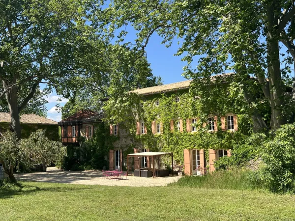 Château du 17ème siècle et son moulin en bord de rivière