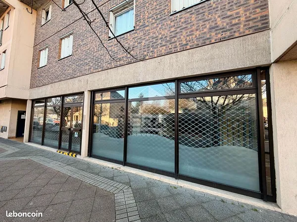 Local commercial 148 m² MONTEREAU FAULT YONNE