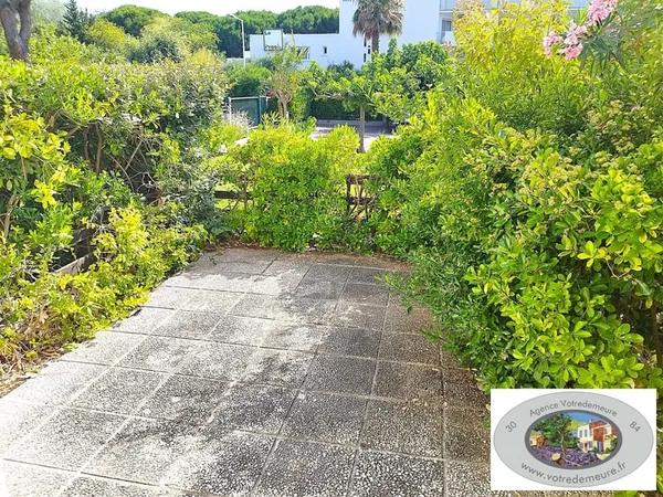 Studio très bien placé, avec petit jardin et place privative d