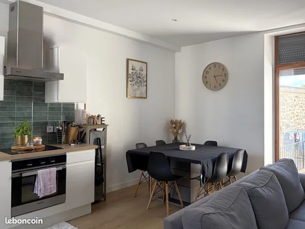 Maison rénovée en centre-ville avec une cour