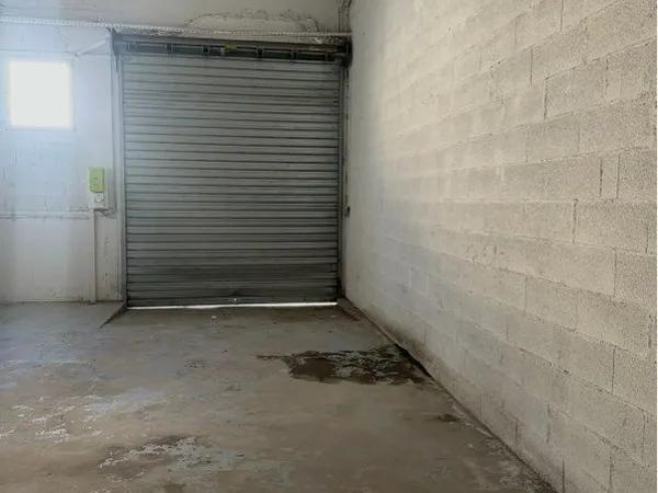 Local professionnel 140 m2 zone artisanale