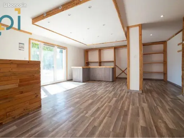 Local commercial avec vitrine porte automatique d'entrée