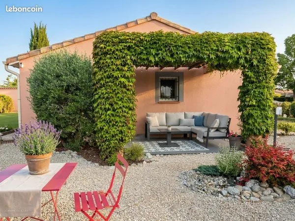 Maison de plain-pied 92 m² 3 chambres, terrain paysagé de 700 m², garage et atelier 35 m²- Emplaceme