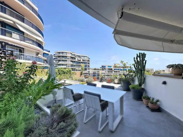 APPARTEMENT DE CHARME AU CŒUR DE MANDELIEU-LA NAPOULE