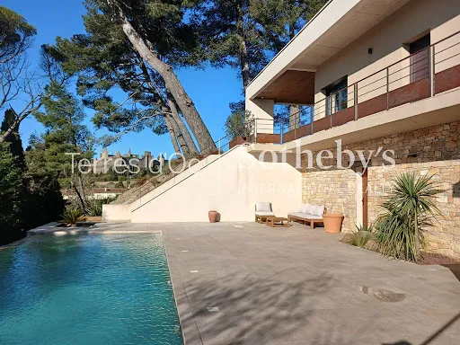 Maison 8 pièces 324 m²