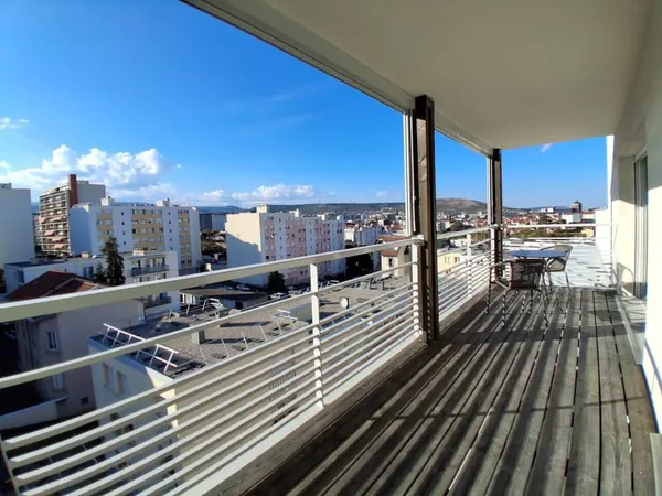 Dans résidence neuve superbe T2 meublé avec terrasse et gar