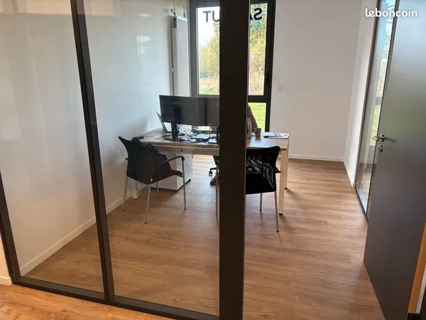 Bureaux neufs équipés à louer - Concarneau, salle de réunion et salle de pause