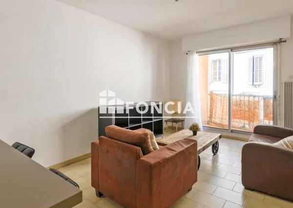 À vendre - Superbe T2 rénové avec balcon en centre-ville de Nîmes