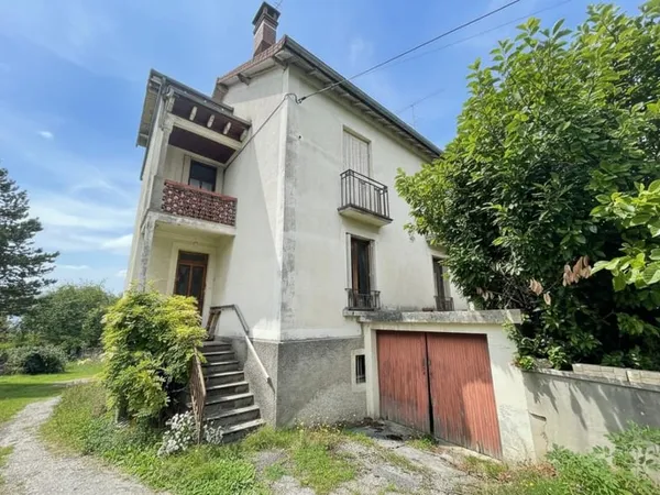 Maison en pierre à Lons-le-Saunier : deux appartements indépendants, jardin de 770 m², sous-sol et g