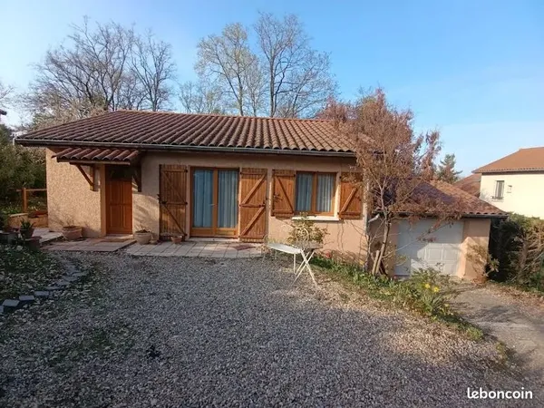 Maison individuelle de plain-pied avec terrain arboré - Gare à pied - Environnement calme