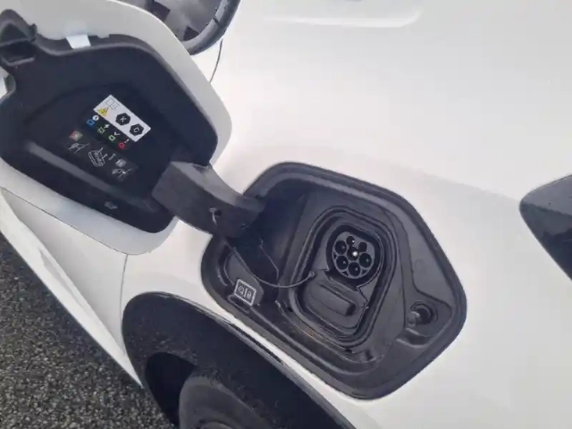 Peugeot 208 electrique 50 kwh 136ch — photo 40