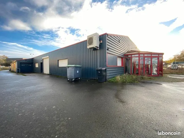 LOCAL D'ACTIVITE 900 m² SAINT JACQUES DE LA LANDE