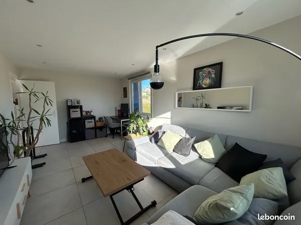 Bel appartement T2 50m2 avec balcon, cave et stationnement