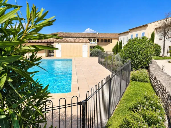 Appartement avec terrasse et piscine