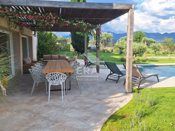 Maison à vendre en Provence proche AIX EN PROVENCE, avec vue et piscine.