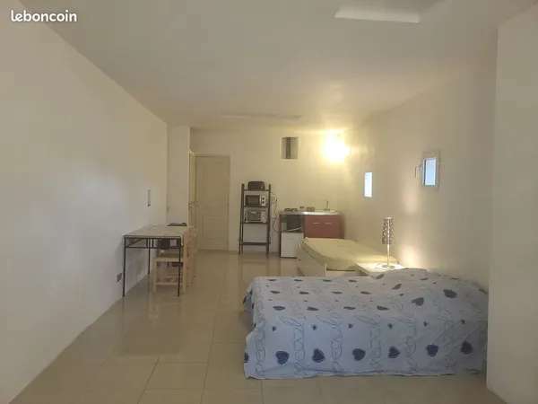 Agréable studio meublé d'environ 30 m², situé au deuxième étage