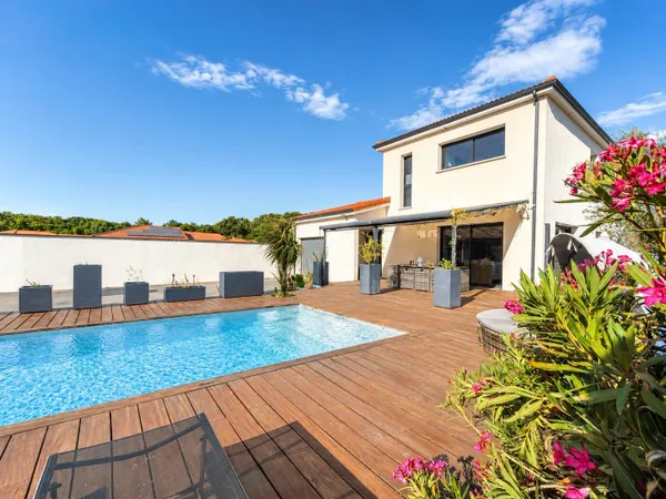 Maison contemporaine de 126 m2 avec piscine au sel à Lezoux.