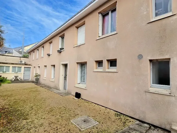 Emplacement privilégié : En plein centre de Bourgueil, proch