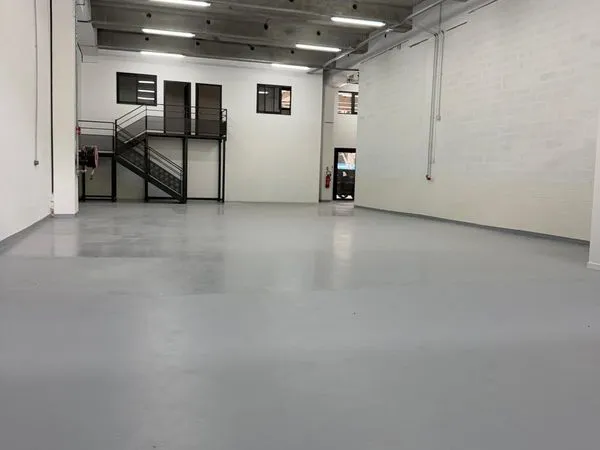 PANTIN - Local d'activité 310 m² - 2 bureaux (30 m²) - HSP 6,40 m - Possibilité 600 m² avec mezzanin