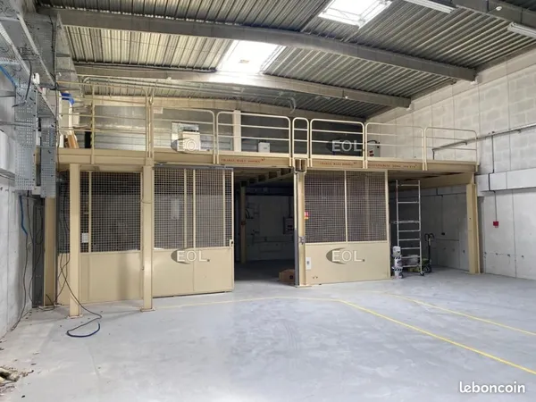 Local industriel 1 411 m²