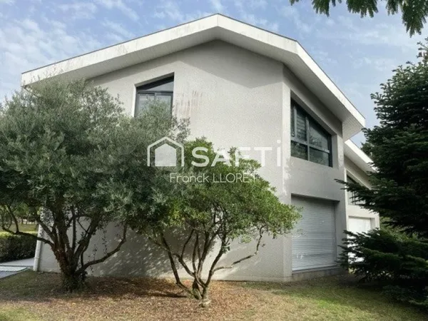 Baisse de prix ! Maison 300m² plus une maison bois 80m² sur un terrain de 12090m²