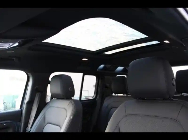 Land Rover Defender 110 2.0 p300e phev x-dynamic se — photo 15