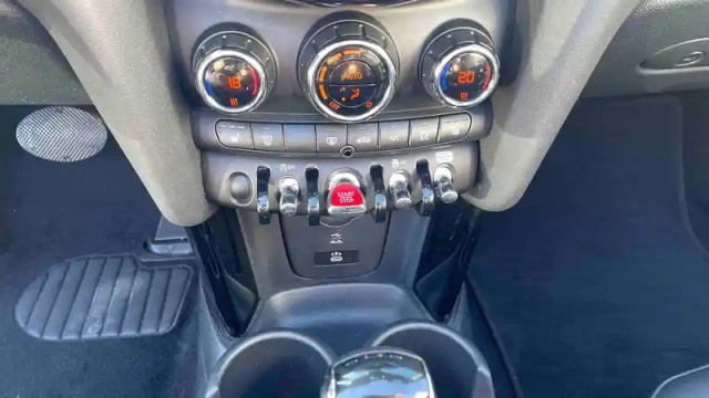 Mini Mini cabriolet cooper 136 ch dkg7 — photo 9