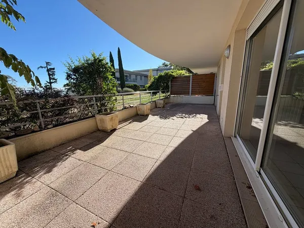 Appartement T2 avec terrasse et vue cathédrale