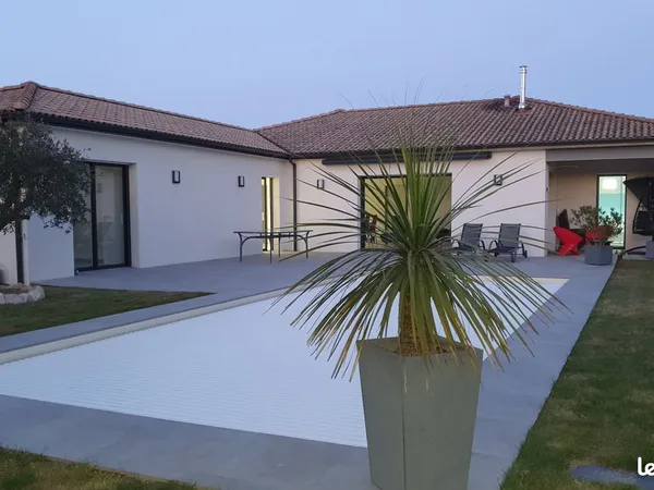 Maison contemporaine de plain-pied , 146 m2 , piscine chauffée , terrain 970 m2