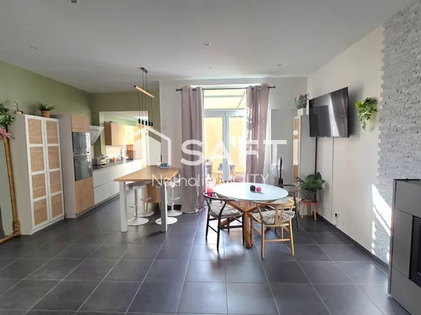 Très belle maison T4 entièrement rénovée avec cour. Vous posez vos meubles
