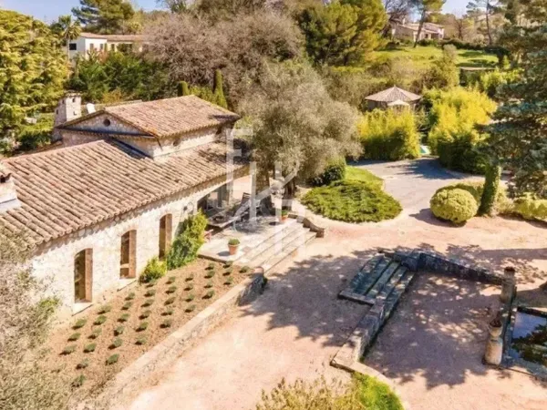 Mas provençal en pierre à la vente à Mougins avec vue panoramiqu
