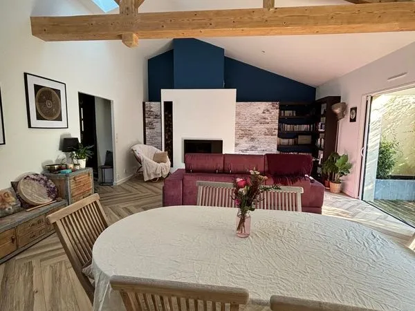Maison contemporaine de plain-pied - 154 m² - Jardin arboré - Salon cathédrale