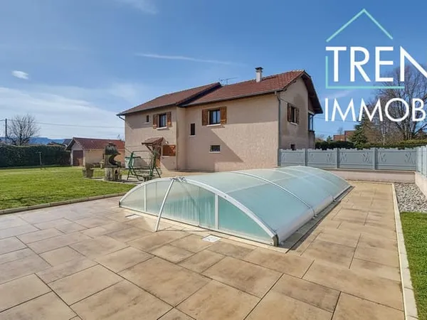 Villa familiale de 169 m² avec piscine et Studio T3 aux Abrets