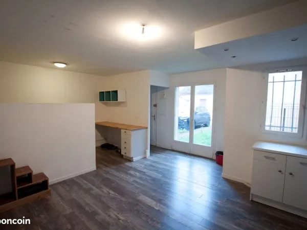 STUDIO 28 m2 AVEC JARDINET PRIVATIF