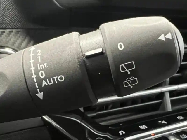 Peugeot 208 e- 136ch allure pack — photo 15