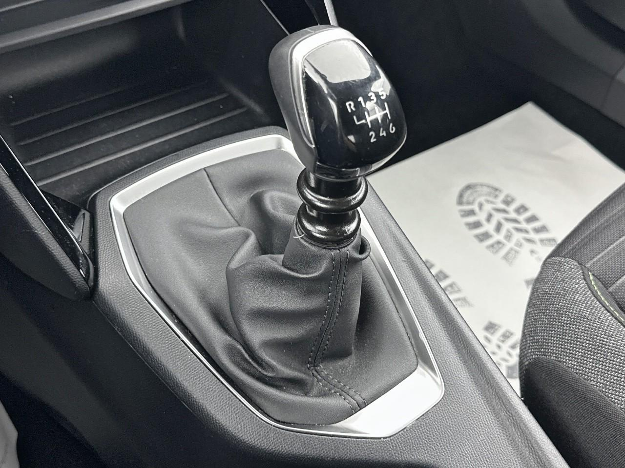 Peugeot 2008 puretech 100 s&s bvm6 active — photo 28