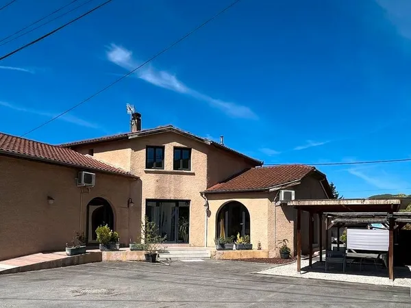 Villa comprenant 1 loft de plain pied de 200 m2 et un appartement au dessus de 60 m2