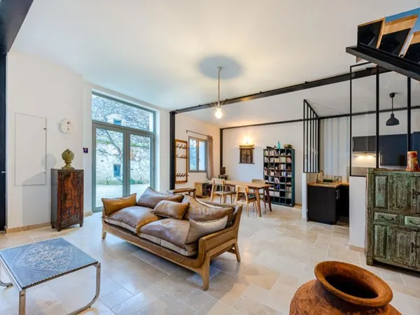 Lieu de vie insolite rénové au coeur d'un Prieuré du XI siècle