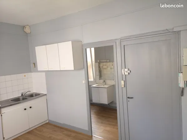 Studio plein centre-ville Niort : 390