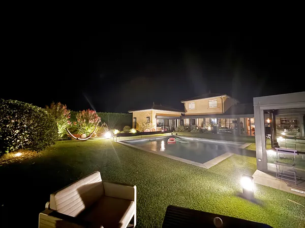 LYON A 30 MINUTES - PROPRIETE DE PRESTIGE 243 M2 - MAISON 45 M2 - 7 GARAGES - PISCINE - TERRAIN 2000