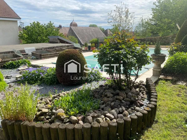 Maison ancienne avec piscine et jardin, plus une maison annexe