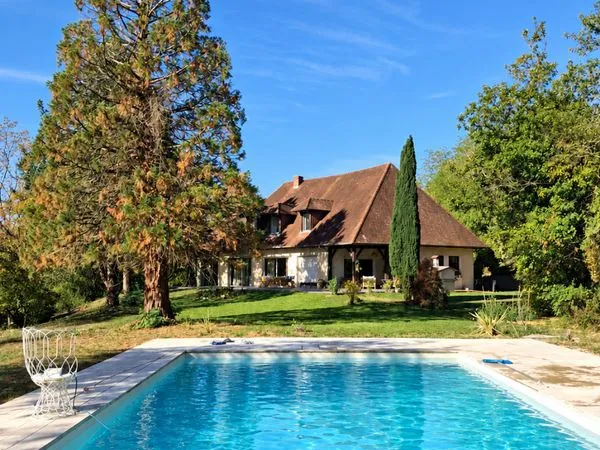 Maison de 300m2 sur les hauteurs de Dijon. Parc arboré de 4 200 m² avec piscine