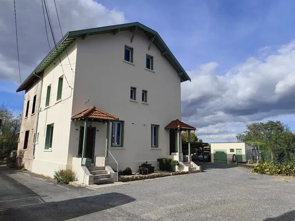 SAINT-PIERRE-LA-PALUD Maison familiale aux beaux volumes,