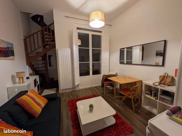 T2 Duplex meublé 35m² calme, vue sur cours - Immeuble historique rénové plein centre