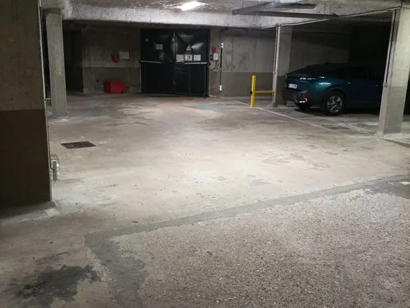 Loue emplacement parking sécurisé sous sol caméra de surveillance double porte entrée