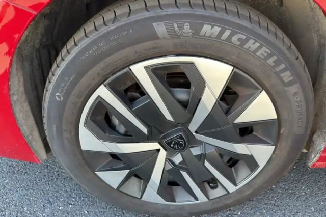 Peugeot 208 hybrid 100 e-dcs6 — photo 15